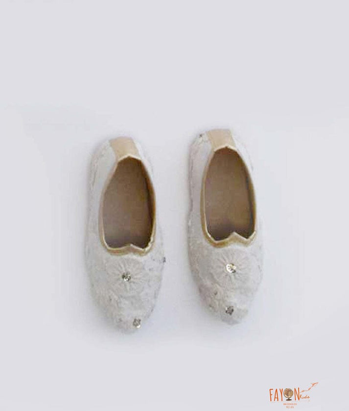 Manufactured by FAYON KIDS (Noida, U.P) Off white Embroidery Jutti
